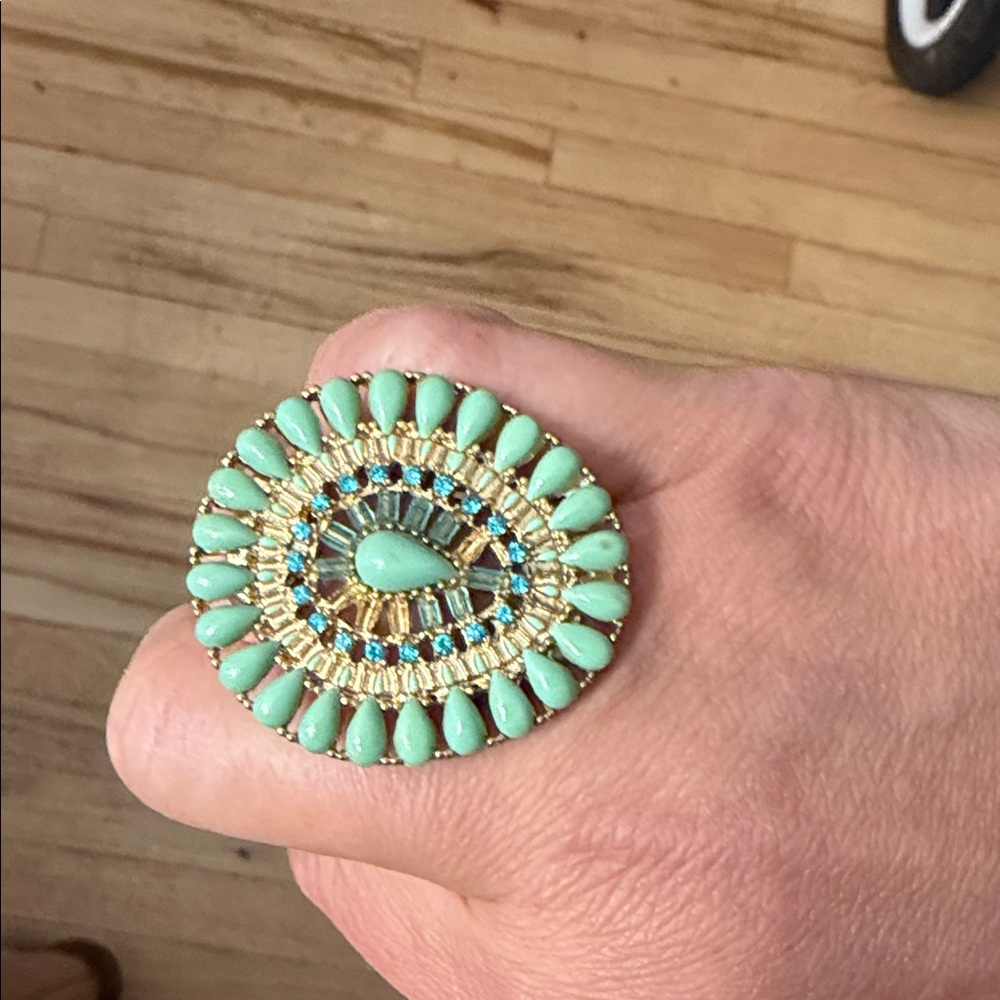 Chic Gold and Green Oval Ring